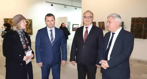 Изложба показва снимка от първото служение на дядо Неофит в &bdquo;Св. Троица&ldquo;