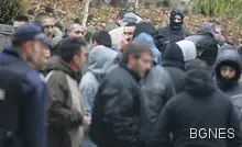 500 футболни фенове обсадиха Съдебната палата в Пловдив