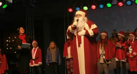 Три, две, едно! Впечатляваща заря обагри небето над грейналата коледна елха