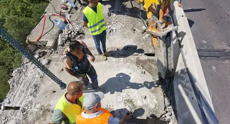 Премахнаха първия стоманобетонен панел на Дунав мост при Русе