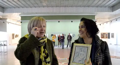 В края на октомври миналата година Сенем Тюфекчи /вдясно/ получи наградата на публиката за участието си в биеналето на миниатюрата.                                                        Снимка: Архив &bdquo;Утро&ldquo;