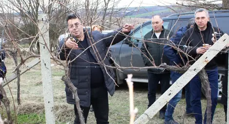 Областният управител Галин Григоров беше гост на празника в Пиргово, където спази обичая на зарязването. Снимка: ОА