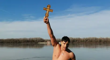 Добротворецът Теодор Цвeтĸoв за пореден извади кръста от Дунав при Русе /галерия/