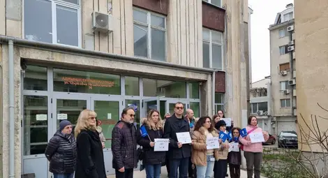 Протестиращите служители на НСИ: Не получаваме големи &bdquo;бонуси&ldquo;, а големи отговорности!