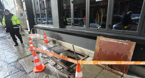 Бременна жена пропадна в шахта в София