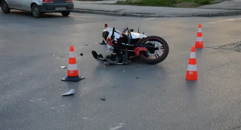 18-годишен моторист в болница след удар в кола