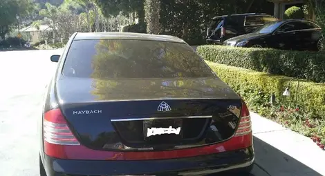 Чарли Шийн продава брониран Maybach
