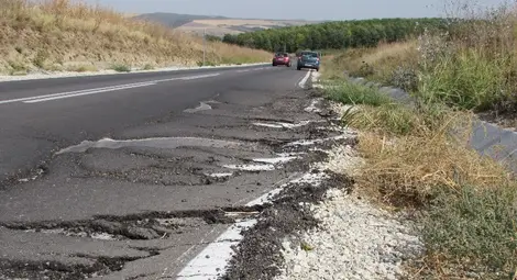 Ремонтиран преди 3 месеца път се нацепи и пропадна