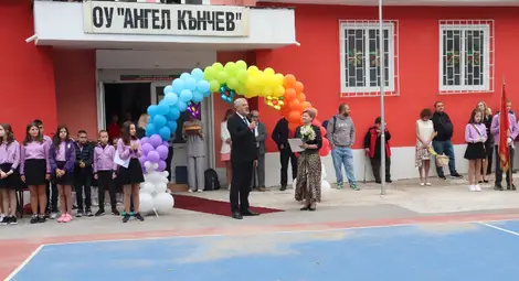 Областният управител на Русе Драгомир Драганов към първолаците  в ОУ &bdquo;Ангел Кънчев&ldquo; :  Бъдете любознателни, четете и не се притеснявайте да търсите отговори на трудни, непознати и нестандартни въпроси