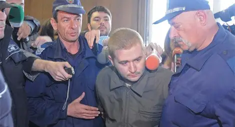 Двойният убиец от "Соло" се крие с пари от имоти на баща си