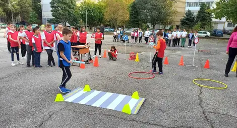 Състезание "Спазвам правилата за безопасно движение" в русенското училище "Възраждане" /галерия/