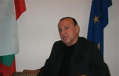 Нож в гърба: Дясната ръка на скандалния ректор Адамов иска сваляне на портретите му във вуза