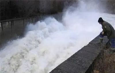 Язовир "Камчия" прелива с 250 куб. м/сек, взривяват диги по пътя на вълната