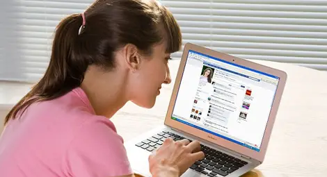 Мрежата лишава хората от навици за общуване