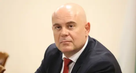 Гешев внесе в КС искането за правилника на НС