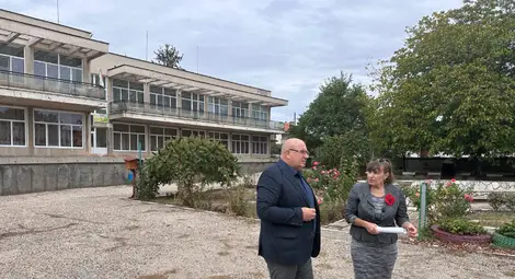 Настилката в двора на ДГ &bdquo;Приказен свят&ldquo; в Николово ще бъде изцяло подменена