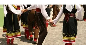 Ученици от гимназията по облекло учат безплатно хора и ръченици