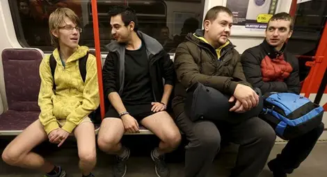 Флашмоб &bdquo;Без панталони в метрото&ldquo; и в Москва (видео)