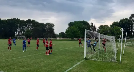 &bdquo;Младост&ldquo; победи доста трудно &bdquo;Дунарит&ldquo; на терена в Николово. 			       Снимка: Васил ТОДОРОВ