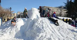 Мамутът Мани се превърна във весела пързалка, деца се снимаха с Елза и Анна