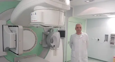 Д-р Никола Билдирев до уникалния апарат за лъчетерапия в Комплексния онкологичен център.  Снимки:Авторът