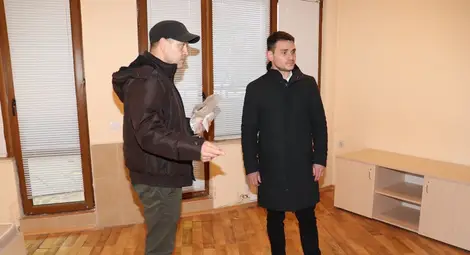 Зам.областният управител Людмил Христов оглежда жилищата, в които могат да бъдат настанени бежанци.       Снимка: ОА
