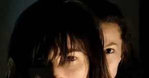 Моноспектакълът „Изповед“ изследва човешката цена на омразата и войната