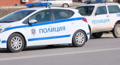 16-годишен подкара мотопед без табели, блъсна се в патрулка