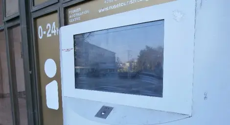 Туристическото инфотабло в центъра мълчи под прахоляк, паяжини и ръжда