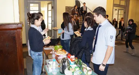 Пари от закуски обзаведоха класна стая с нови столове и климатик