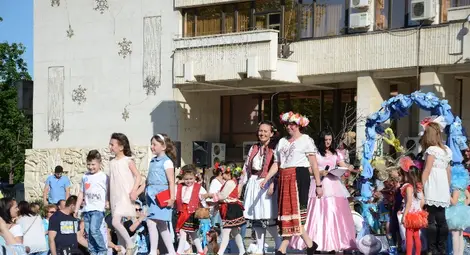 Модно ревю на детски градини  препълни с народ площада