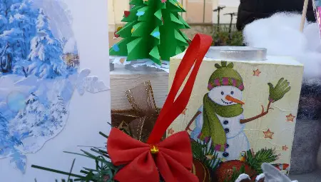 Коледен благотворителен базар пред Гимназията по дървообработване събира пари за смелите мечти на талантиливи ученици /галерия/