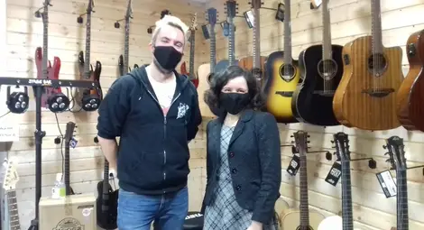 Ани и Том са оптимисти и вярват, че музикалният магазин ще има успех.              Снимка: Авторът