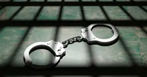 Хванат в Чехия ветовски телефонен измамник с трети клас остава в ареста