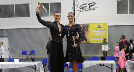 Двойки от Шумен, Бургас и Варна спечелиха купа „Шумен“ в турнира по спортни танци Двойки от Шумен, Бургас и Варна спечелиха купа „Шумен“ в турнира по спортни танци