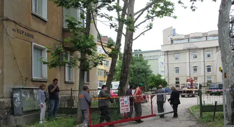 Момент от премахването на оградата.					        Снимка: Архив