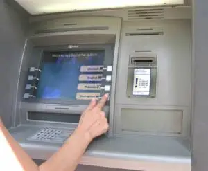 Болногледачка 4 пъти опразнила картата на жена на легло