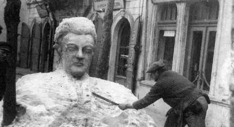 Сладкар с трето отделение превръщал  Русе в уникална снежна арт галерия