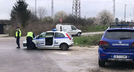 14-годишна обрала парите на 13-годишно момиче в класна стая 14-годишна обрала парите на 13-годишно момиче в класна стая