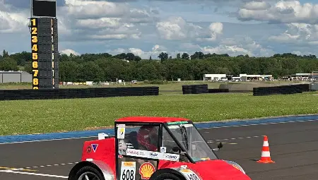 Проблем с водородната клетка не попречи за поредното успешно участие на отбор “HydRU” на Русенския унивеститет Shell Eco Marathon Проблем с водородната клетка не попречи за поредното успешно участие на отбор “HydRU” на Русенския унивеститет Shell Eco Marathon