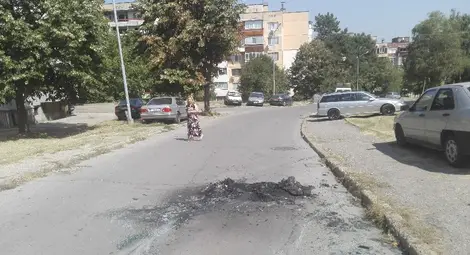 Това са отстанките от горелия срещу бл. 23 в &bdquo;Дружба 3&ldquo; &bdquo;Фолксваген Голф, след като той бе вдигнат, за да се освободи улицата.  Снимка:Авторът