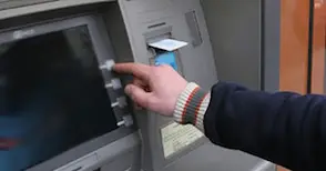 Бави се изплащането на добавките за инвалиди по банков път