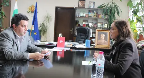 Началникът на архива в Русе Стефка Маринова запозна областния управител Галин Григоров с изложбата. Снимка: ОА Началникът на архива в Русе Стефка Маринова запозна областния управител Галин Григоров с изложбата. Снимка: ОА