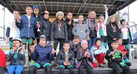 Триатлонистите на &bdquo;Делян&ldquo;  грабнаха 13 медала в Букурещ