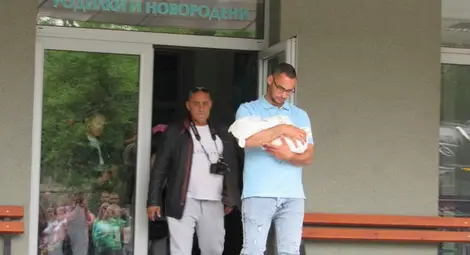 Мама приготвила всичко за посрещането на малкия Белослав от Родилното. Но нея я няма