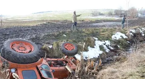Трактор пада от кален мост в Червена вода