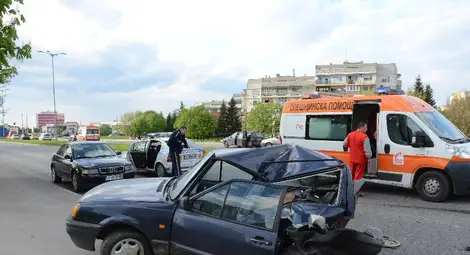 Шофьор излетя от колата си след удар по &bdquo;Христо Ботев&ldquo;