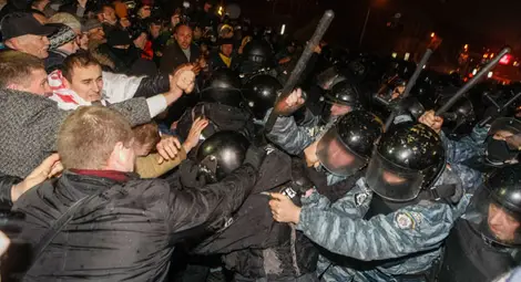 Десетки ранени при протестите в Украйна