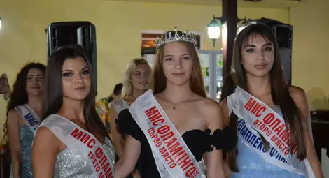 18-годишната Ралица Кирилова от Лом бе избрана за &bdquo;Мис Фламинго&ldquo;  в Две могили