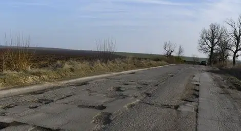 Пътят е в ужасно състояние в резулта на интензивния трафик от тежкотоварни камиони. Снимка: „Утро“ Пътят е в ужасно състояние в резулта на интензивния трафик от тежкотоварни камиони. Снимка: „Утро“